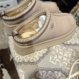 UGG Women's Slipper Sand/Beige, Size 8! These are brand new!